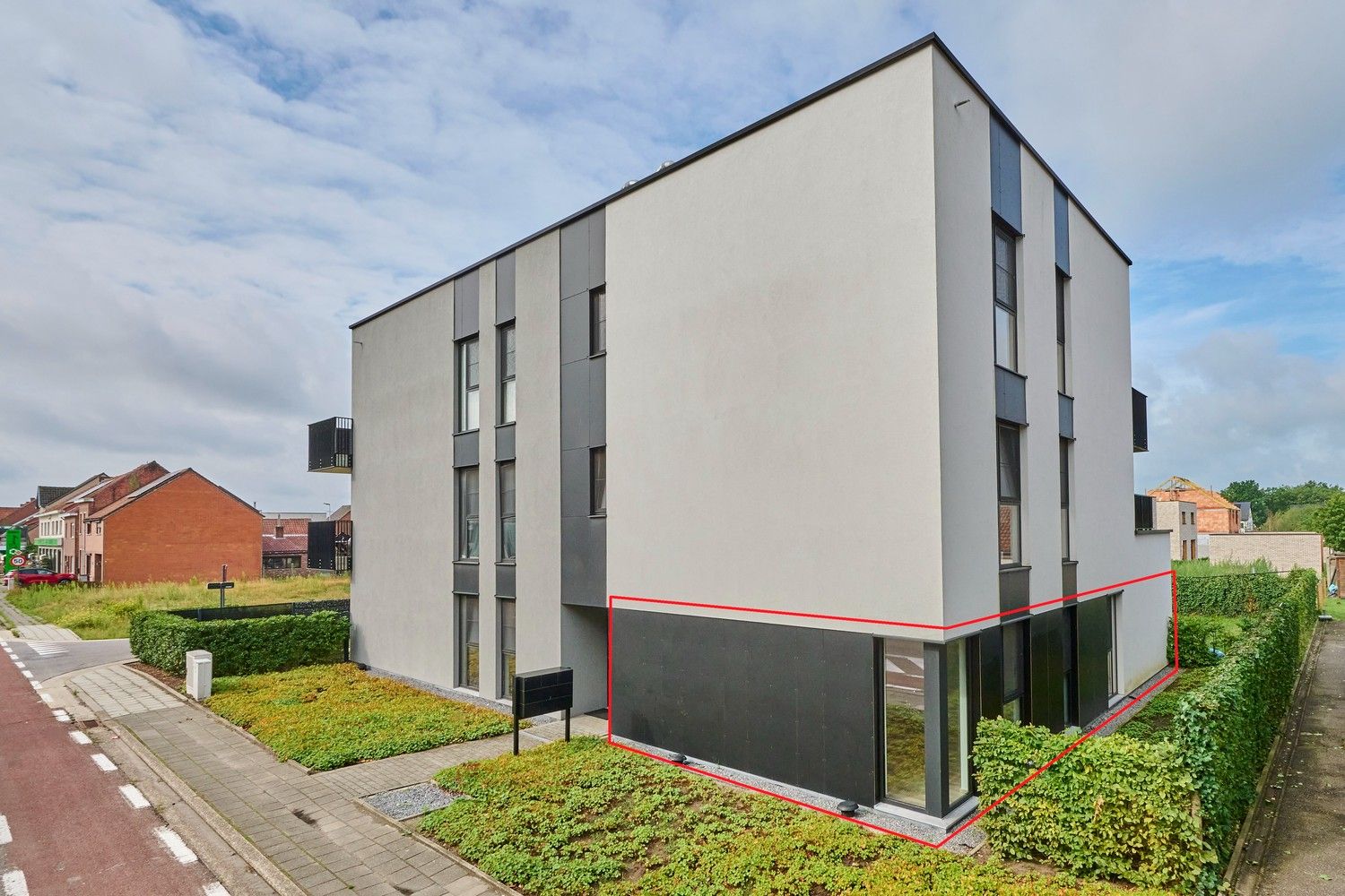 Stijlvol gelijkvloers appartement met zongerichte tuin - EPC 12! foto {{pictureIndex}}