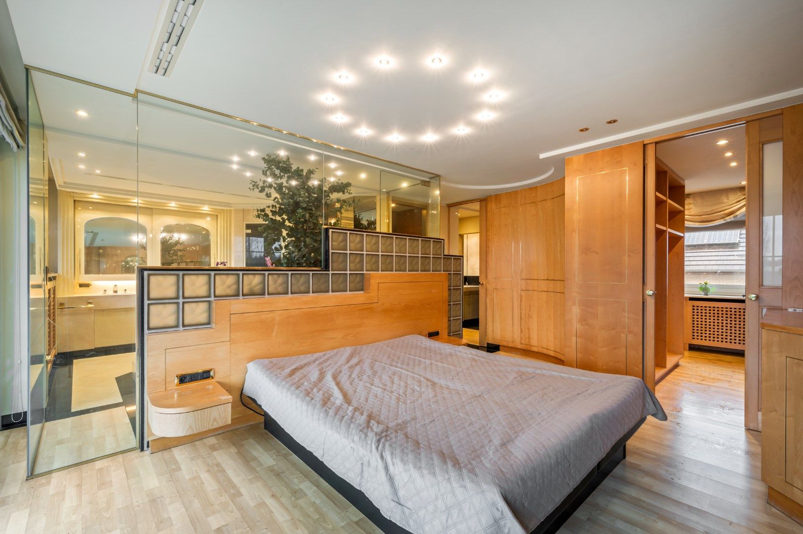GEBOUW OP 2588M² MET 447M² BEW. OPP., 5 SLPKS, 3 BADKAMERS EN 3 GARAGES AAN DE LEIE foto 22
