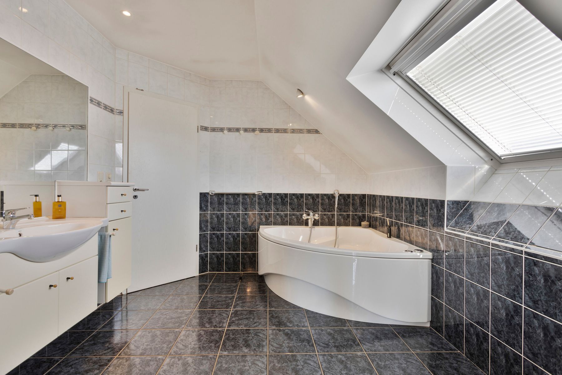 Instapklare villa gelegen op een toplocatie in Dilbeek! foto 18
