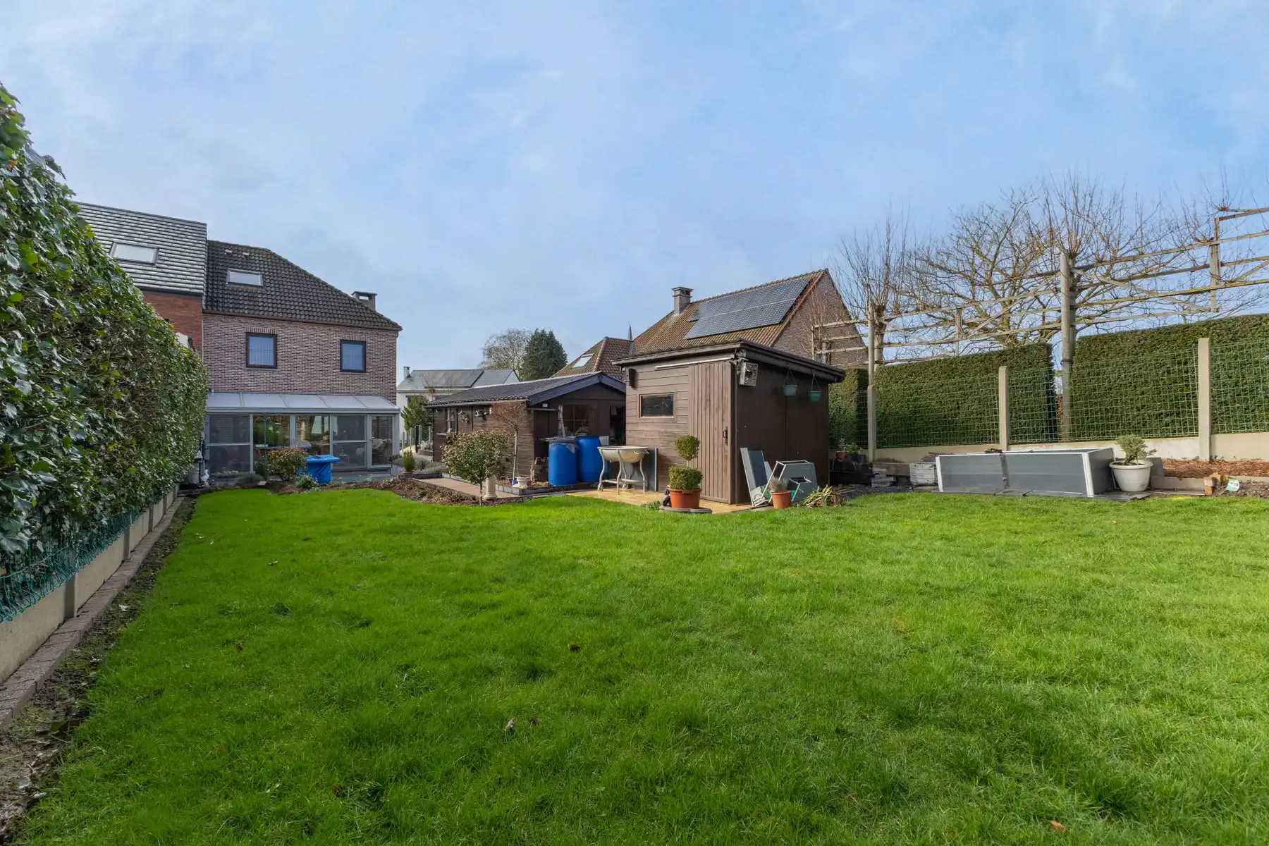 Goed onderhouden woning met prachtige tuin foto 4