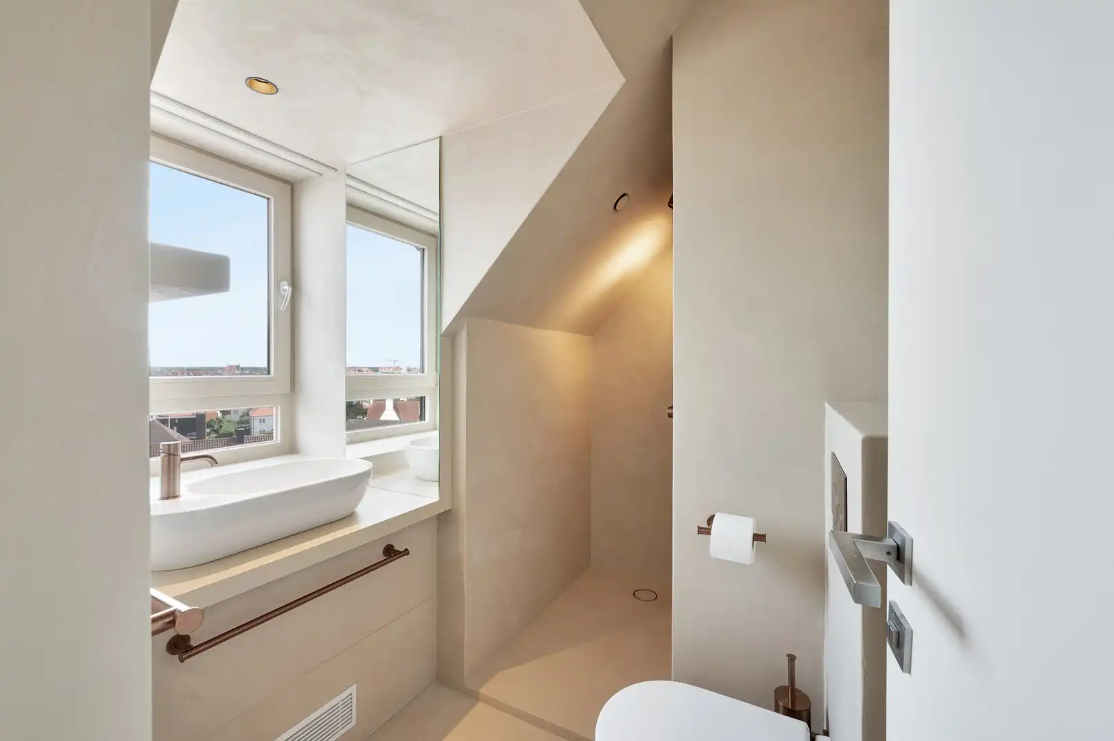 Sublieme zonnige penthouse met ruime terrassen en zijdelings zeezicht. foto 33