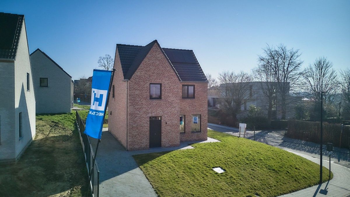 Volledig afgewerkte alleenstaande nieuwbouwwoning te Hooglede foto {{pictureIndex}}