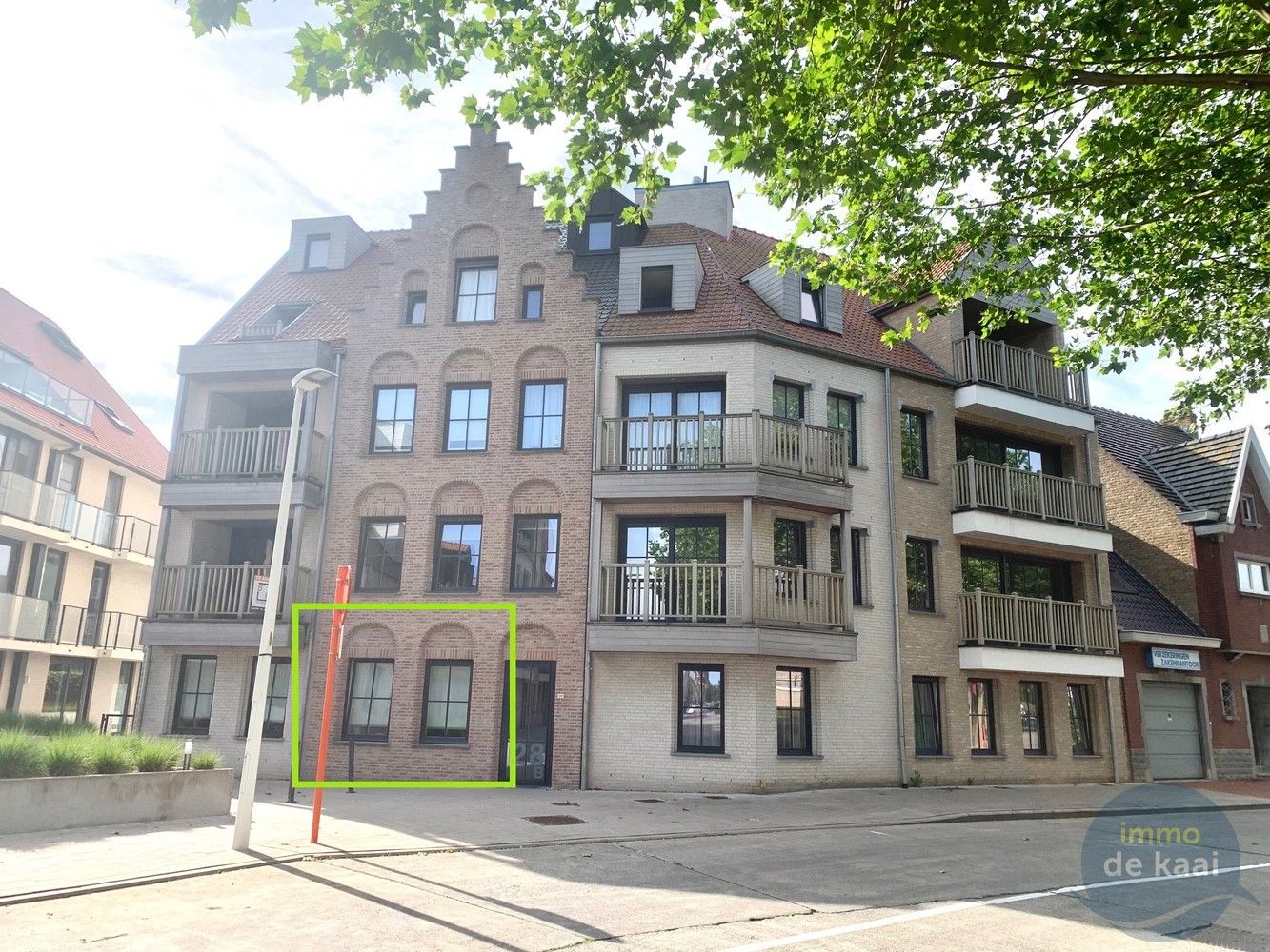 Recent en zonnig gelijkvloers appartement met terras en grote tuin (kunstgras) foto 16