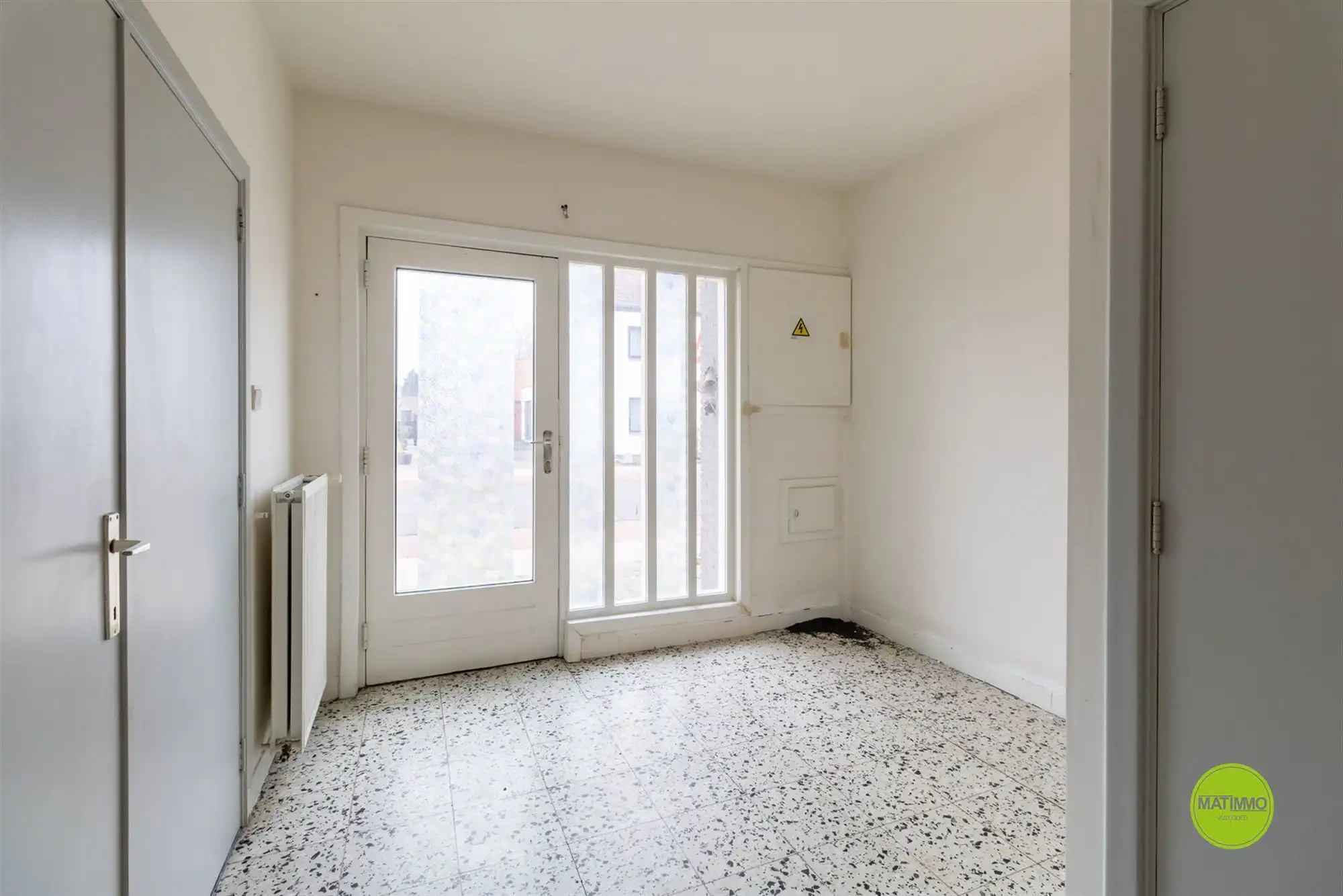 Ruim handelshuis met 4 slaapkamers én acherliggende grond foto 9