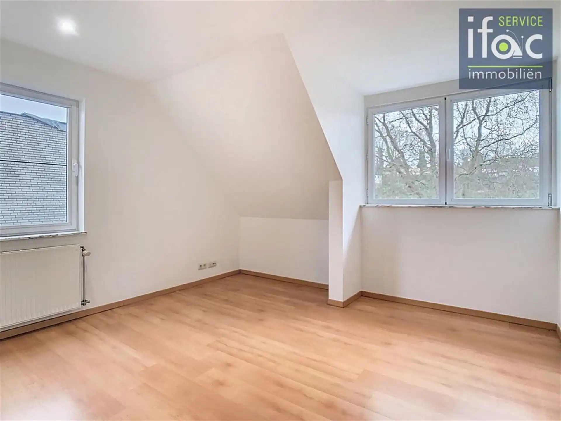 Villa met 4 slaapkamers, 2 badkamers, tuin en garages foto 24