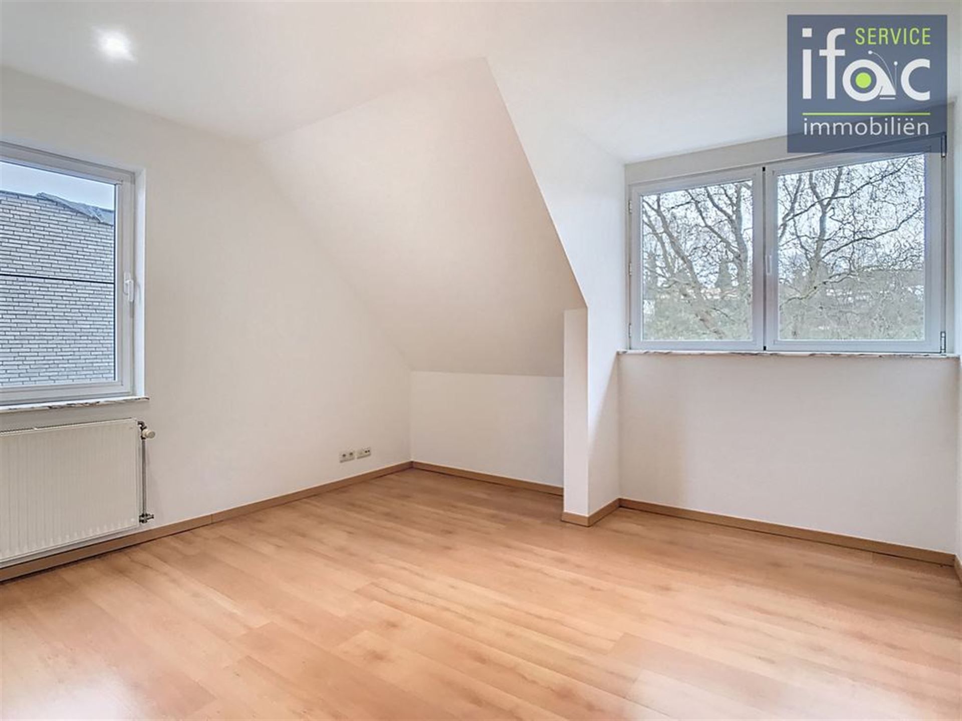 Villa met 4 slaapkamers, 2 badkamers, tuin en garages foto 24