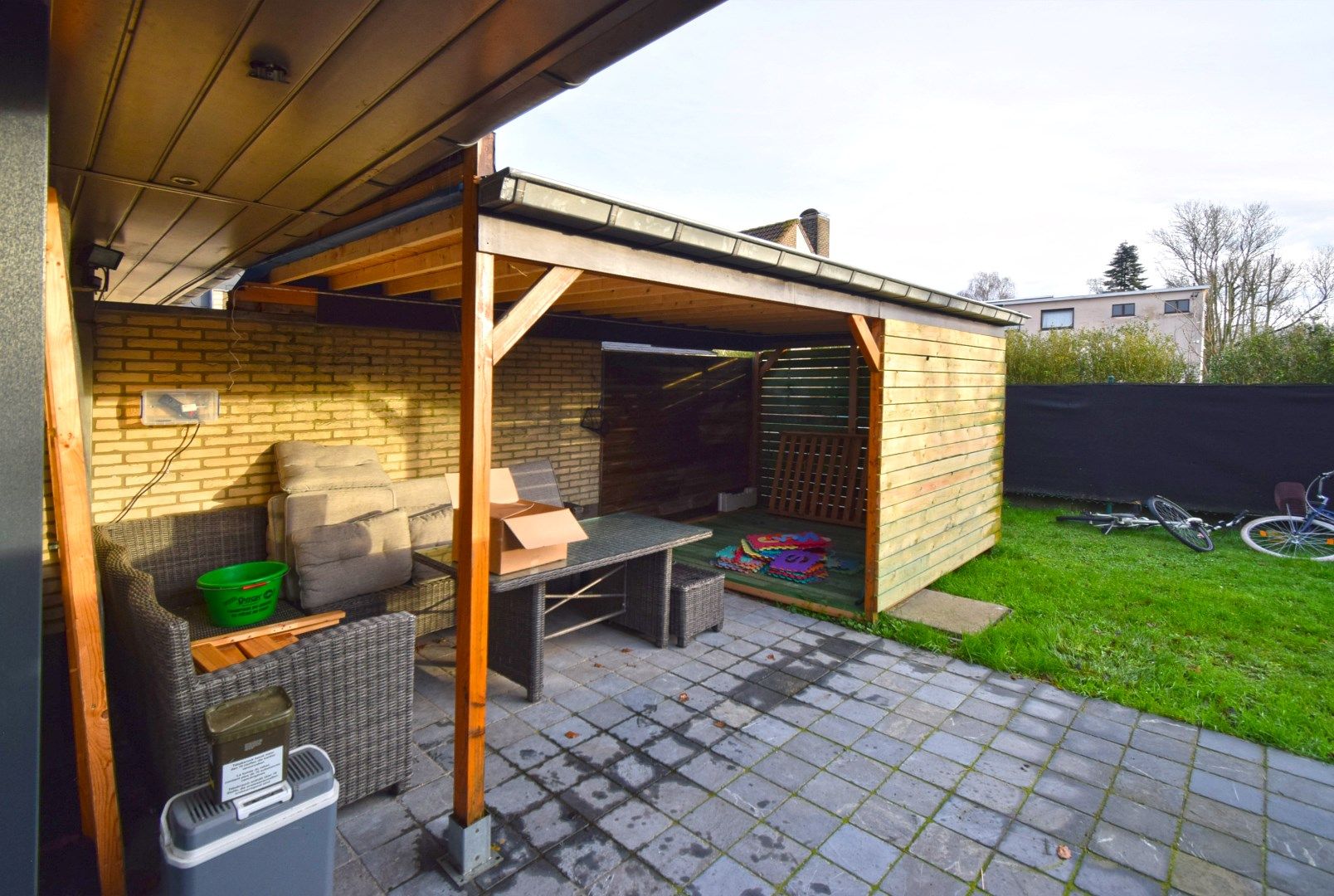 Half open bebouwing met tuin, terras en carport foto 8