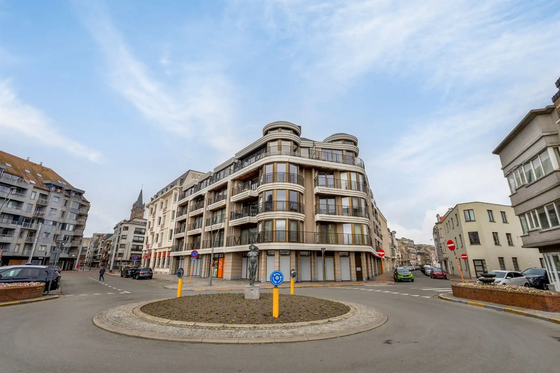 CENTRAAL / STATION foto {{pictureIndex}}