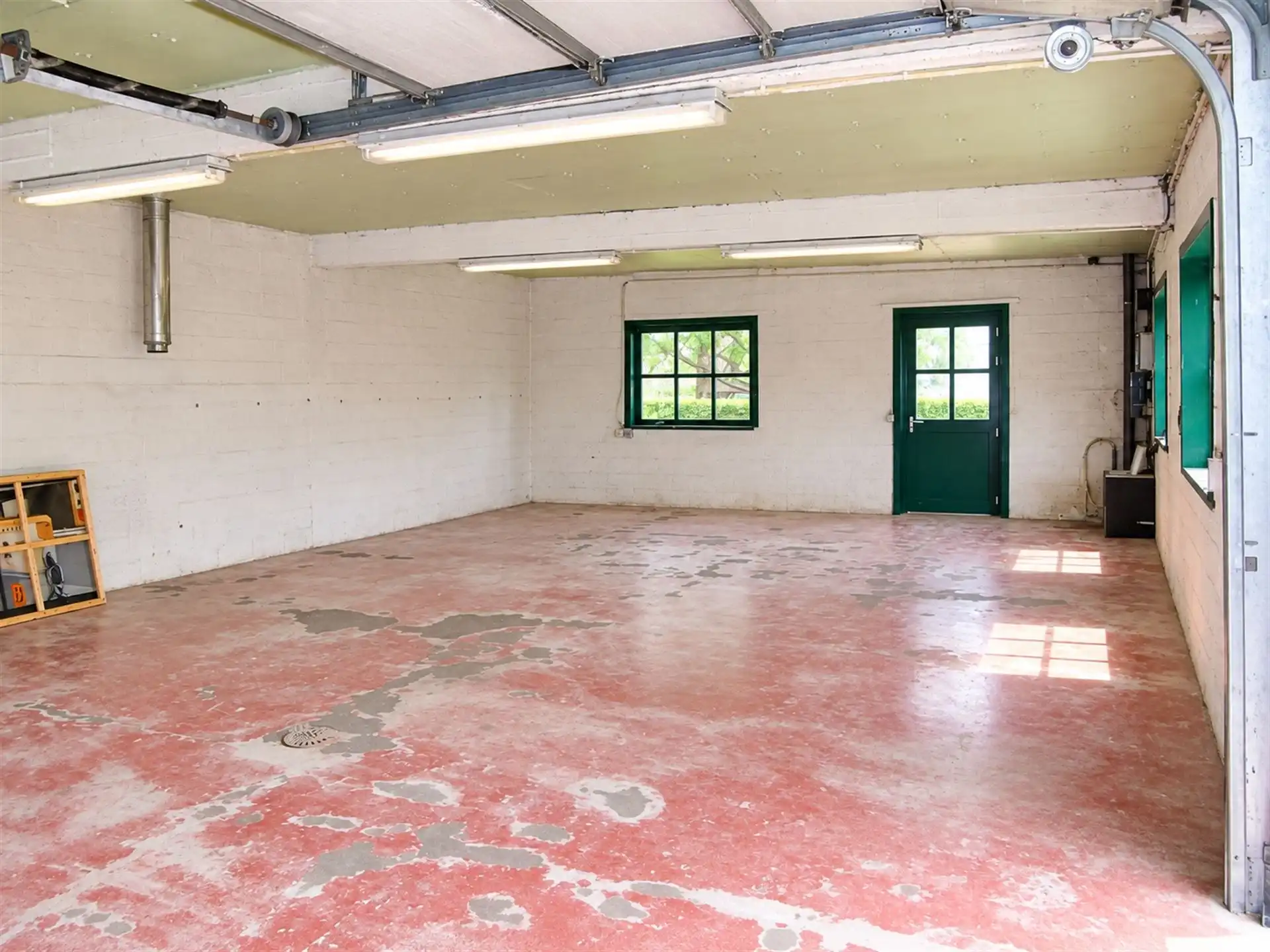 Praktisch magazijn van ca. 100 m² met private oprit  foto 6