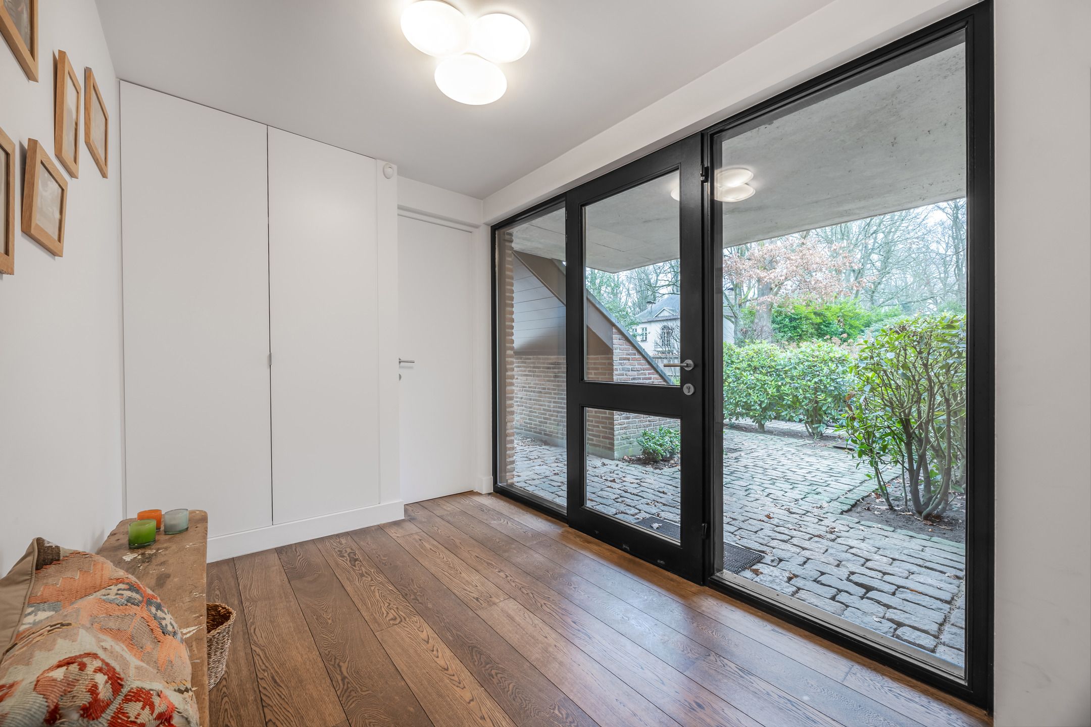 Karakterwoning met brutalistische gevel  in Hof ter Linden foto 2