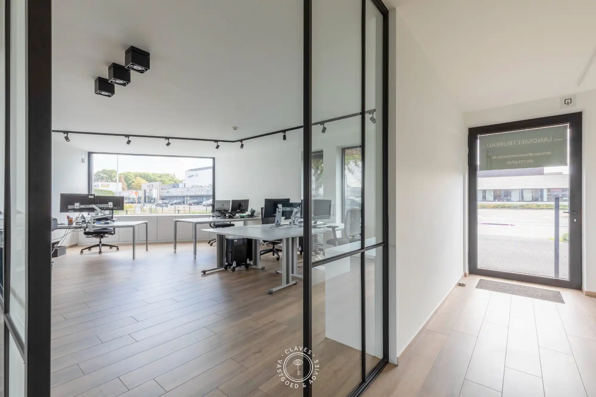 Modern kantoorgebouw met verhuurd appartement op uitstekende zichtlocatie in Belsele foto 15