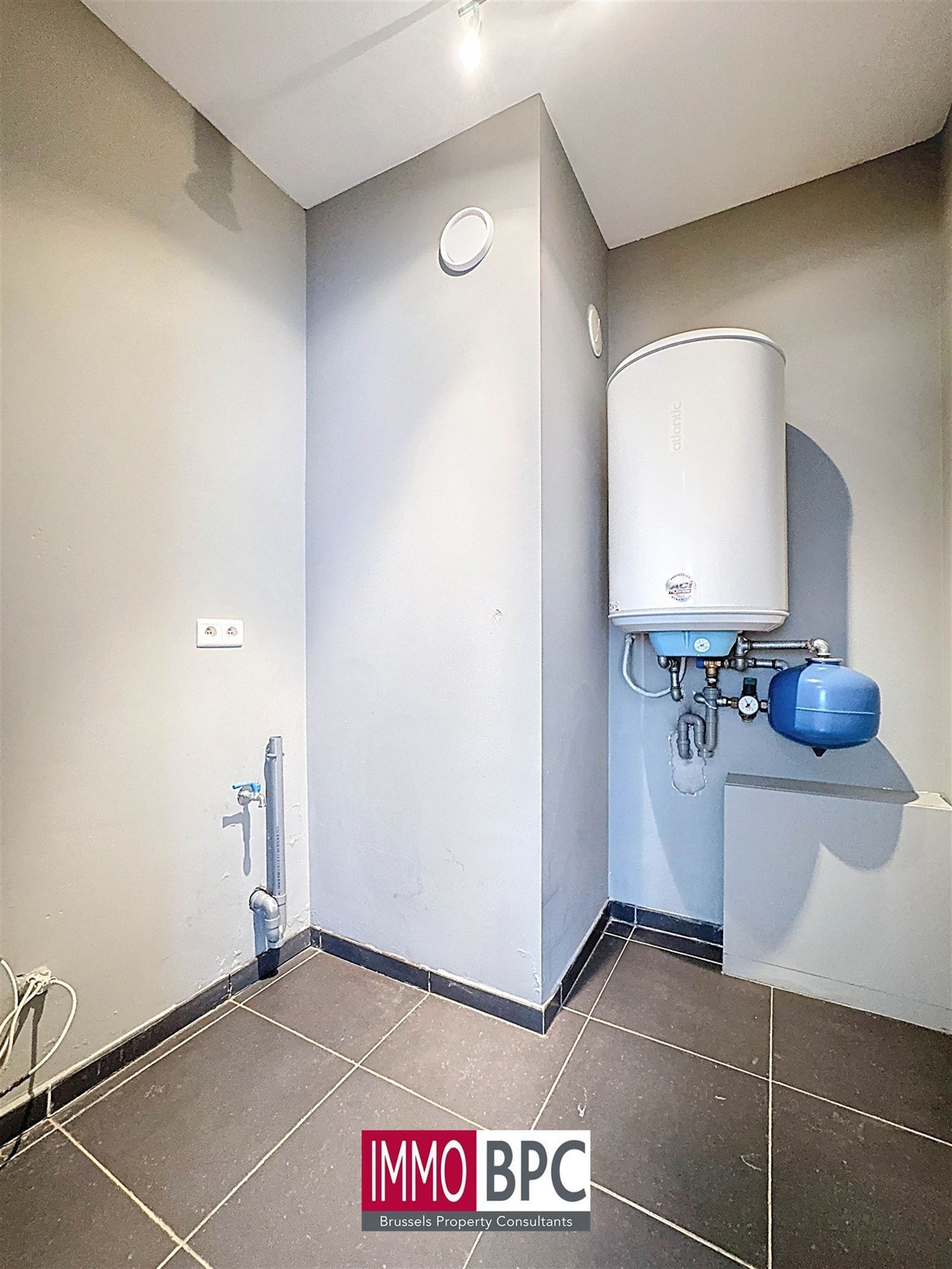 MODERN APPARTEMENT IN HARTJE JETTE – TOPLIGGING NABIJ PLACE MIRROR foto 15