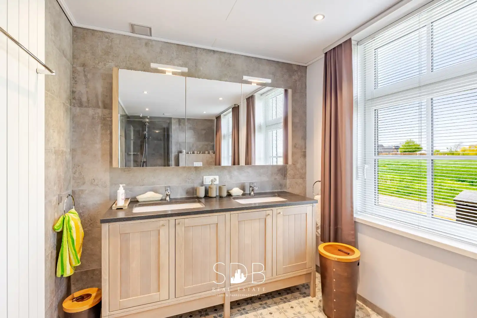 Landelijke woning met authentiek gastenhuis, stalgebouw, graslanden en buitenpiste op 20.285m² foto 9