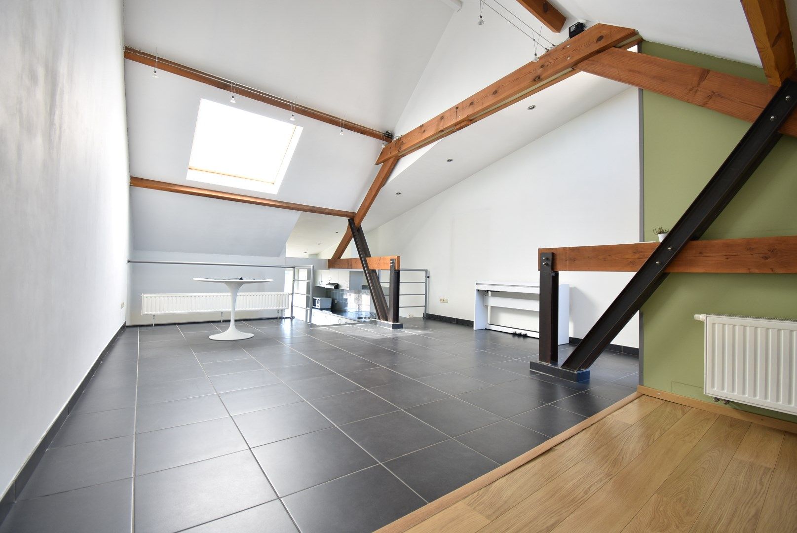 Duplex-appartement met 1 slaapkamer met unieke architectuur in hartje Beverst foto 3