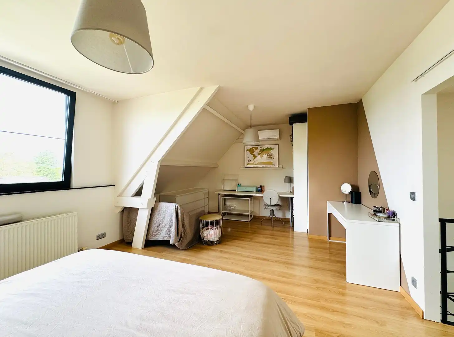 Ruim duplex appartement met terras en plaats voor 2 wagens. foto 11