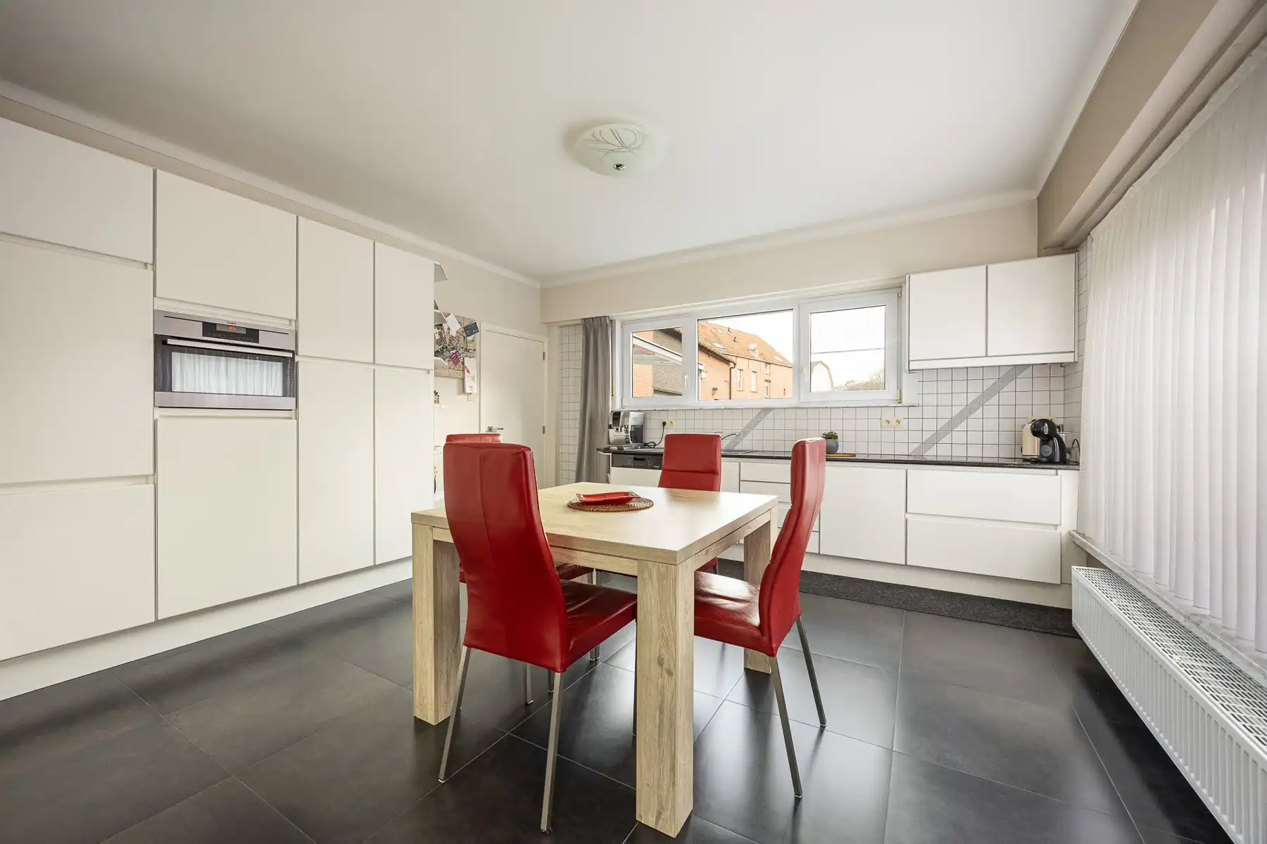 Ruime gezinswoning met 5 slaapkamers op een perceel van 638m². foto 7