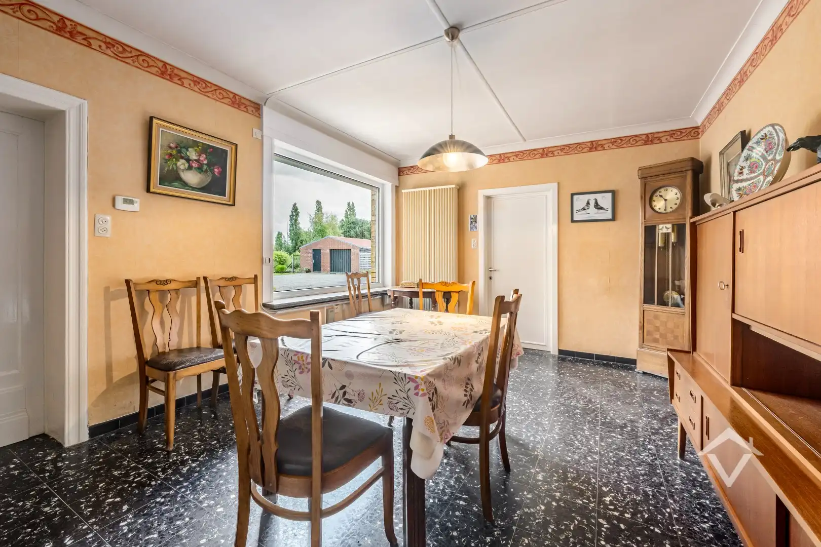 Ruime woning met bijgebouwen in Gistel: 5 Slaapkamers, 368m² Woonoppervlakte op een perceel van 1801m² foto 14