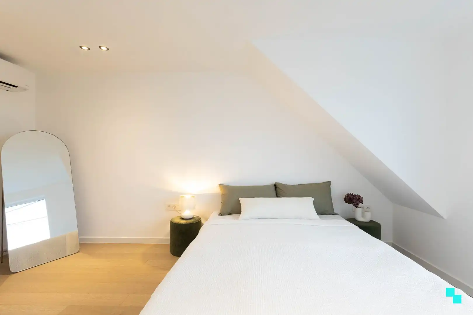 Volledig gerenoveerde woning met zicht op de velden foto 17