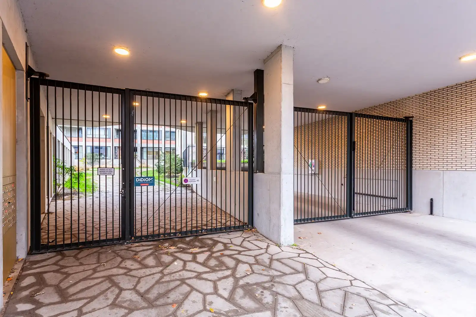 Stadsvibe en rust: energiezuinig appartement met terras foto 15