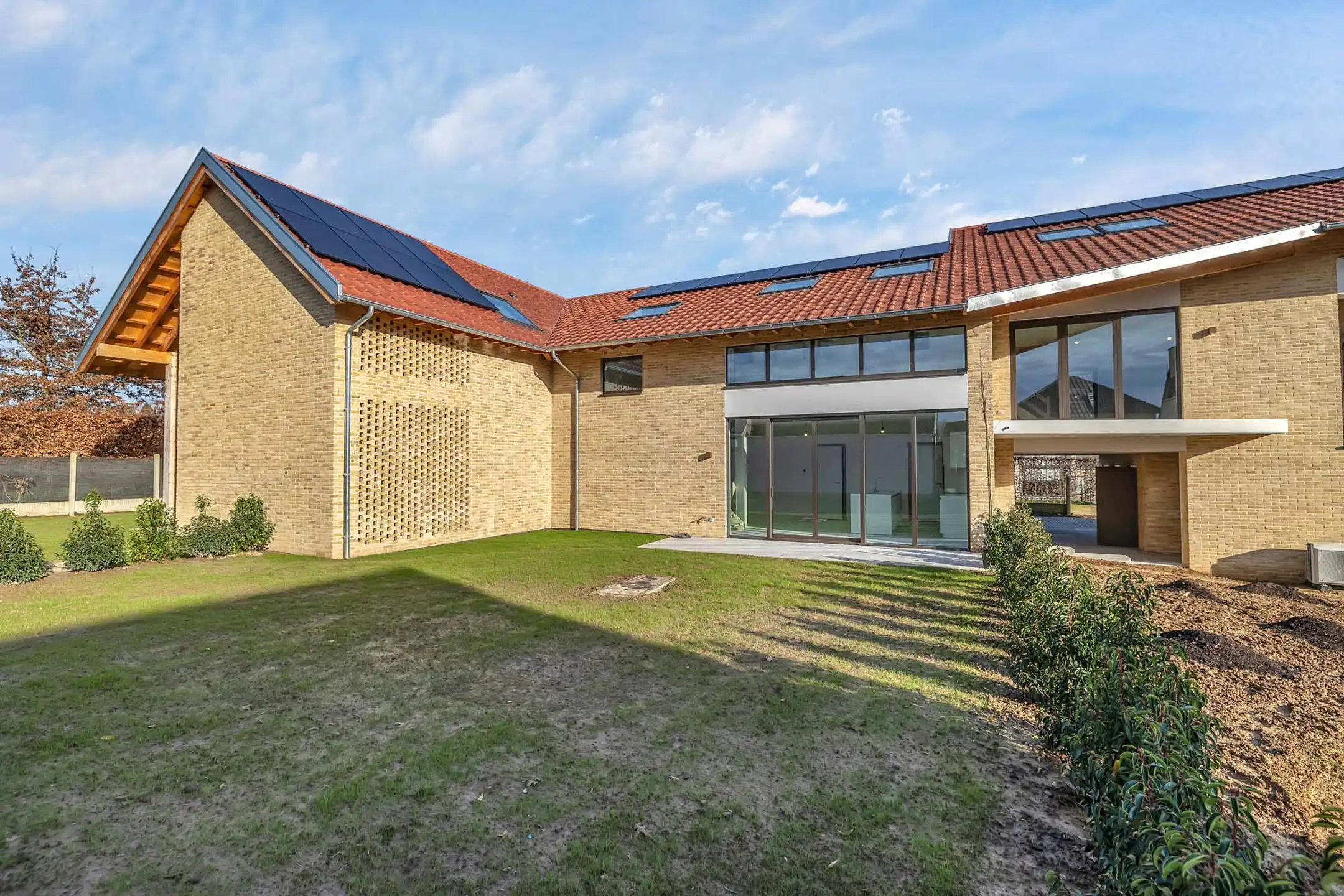 Prachtige nieuwbouwwoning in uniek woonerf foto {{pictureIndex}}