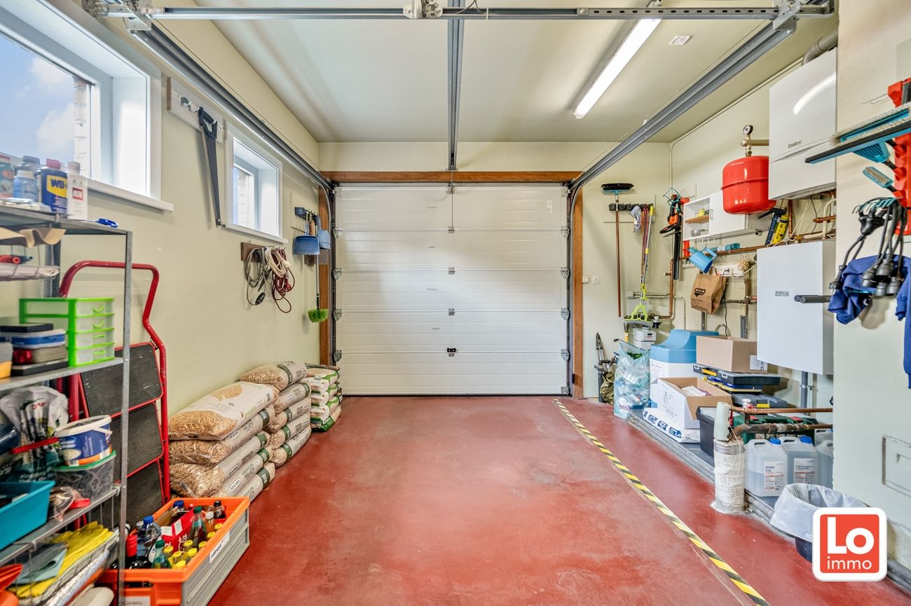 Degelijke alleenstaande woning met inpandige garage gelegen op een strategische locatie vlakbij Beervelde Dorp en het Park van Beervelde! foto 10