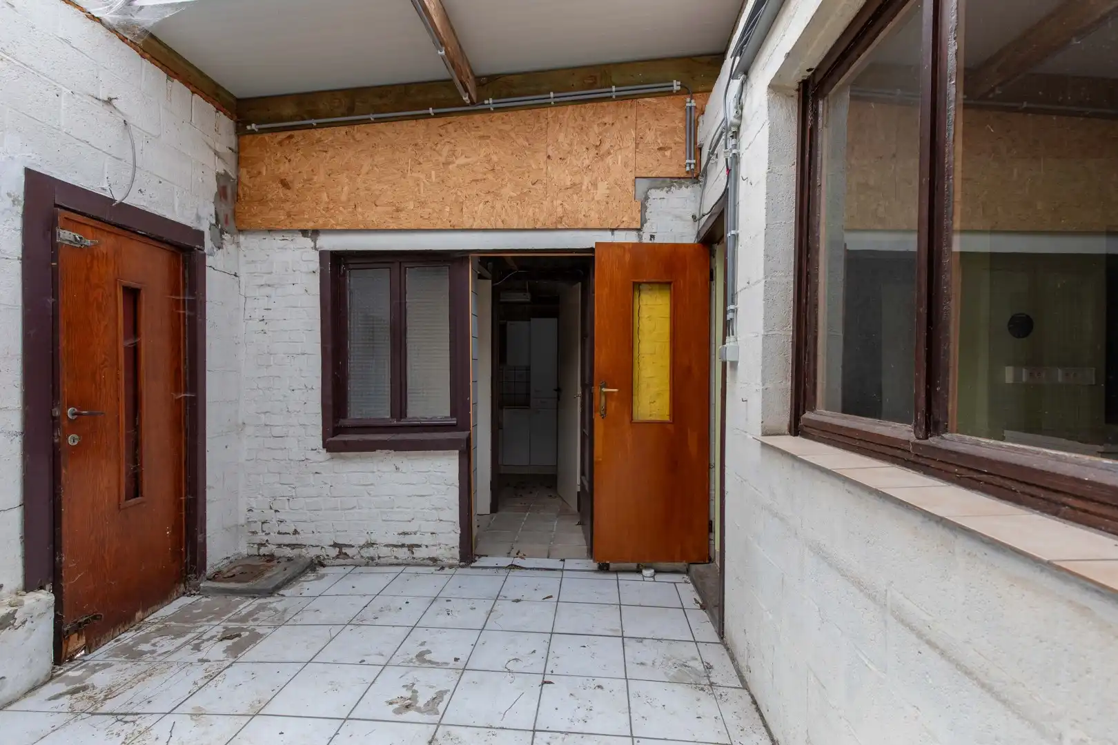 Woning in het centrum met loods of magazijn foto 8