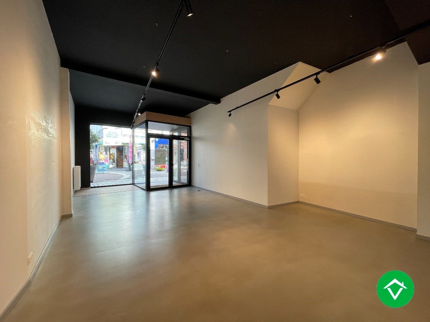 Centraal gelegen handelspand (129m²) in het centrum van Roeselare foto 4