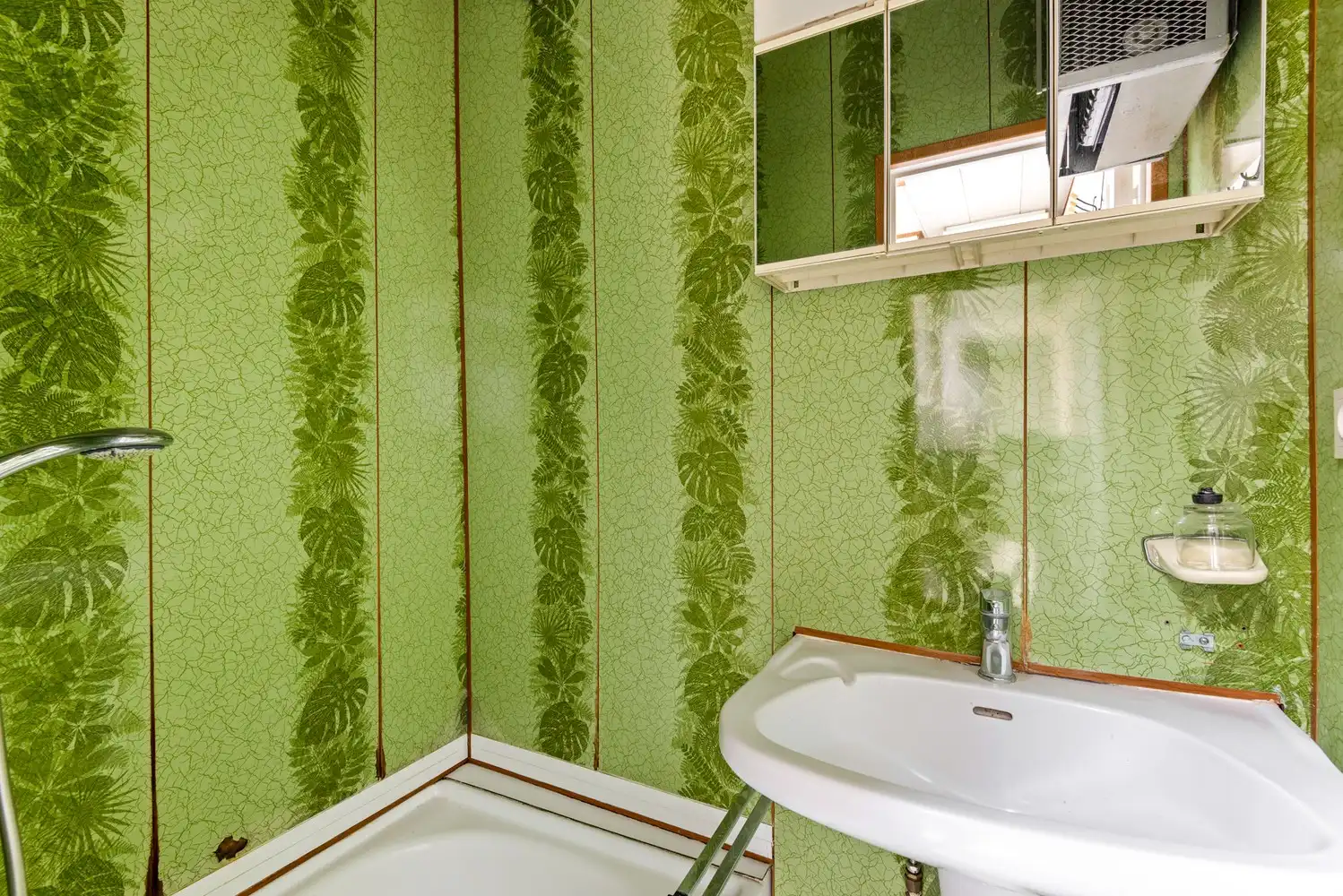 Te renoveren woning met 3 slaapkamers, veel potentieel en een groene tuin in Lier! foto 8