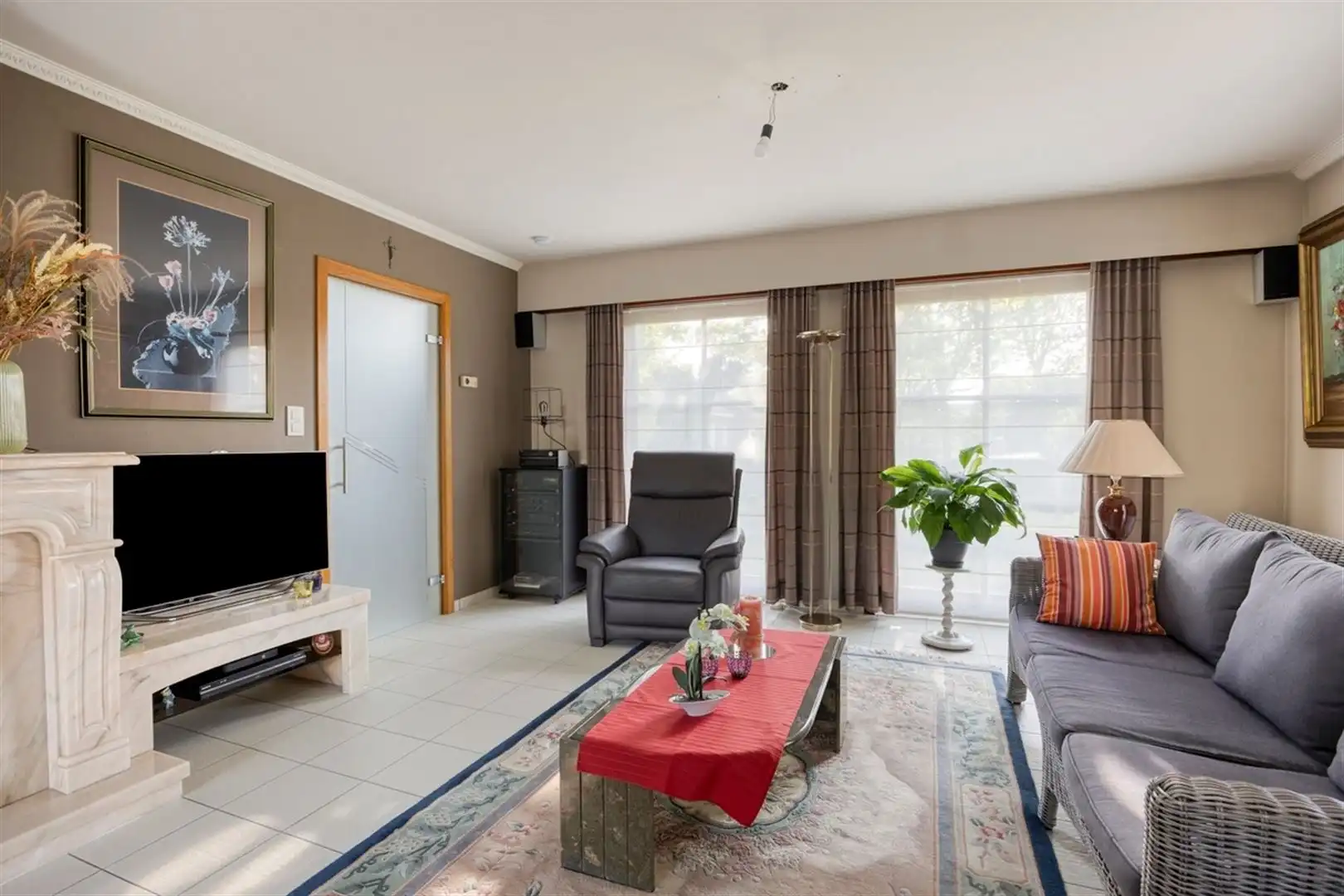 Rustig gelegen, goed onderhouden villa met 4 slaapkamers op 761 m². foto 4