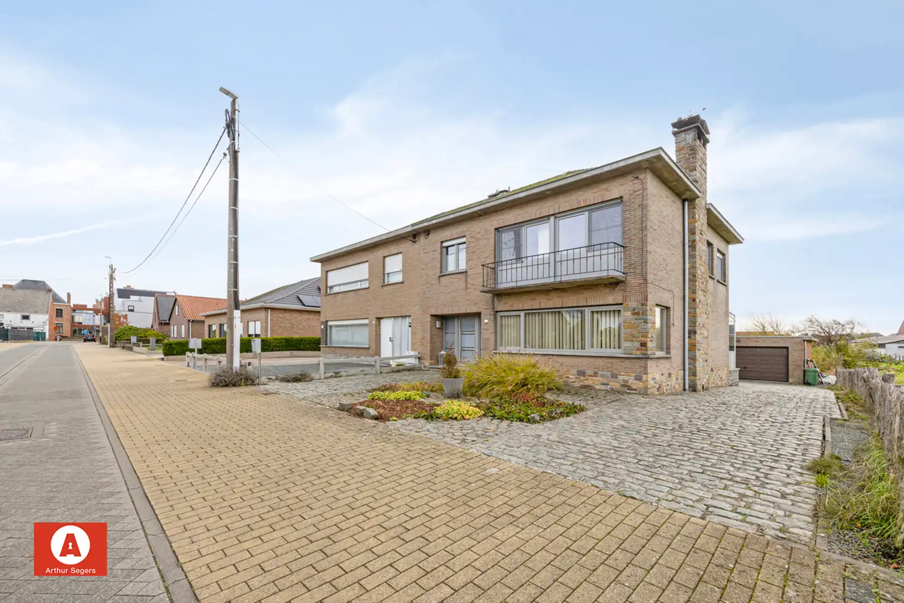 Halfopen woning in doodlopende, rustige straat foto 2