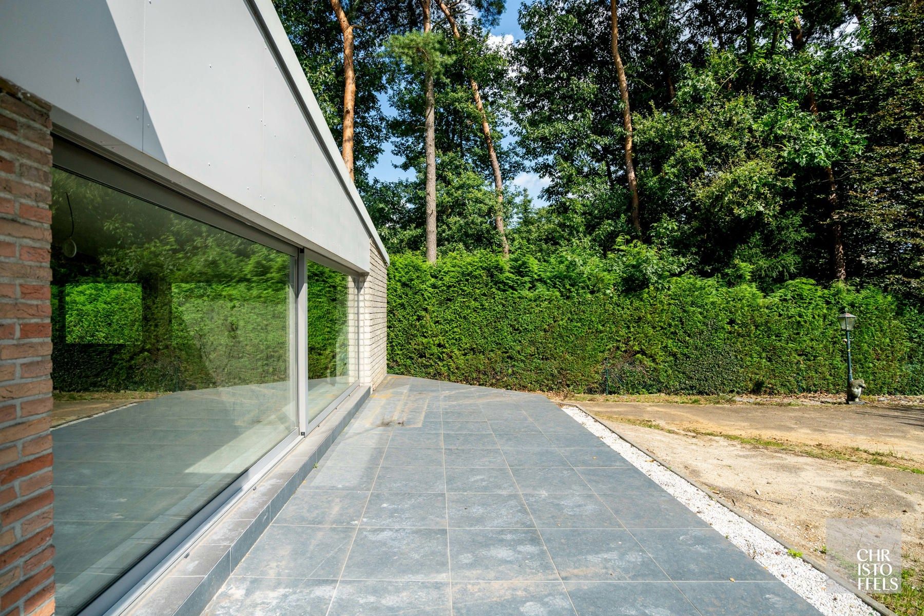 Deels gerenoveerde laagbouwvilla, residentieel gelegen in de bossen op een uitgestrekt perceel van 3.981m² foto 8