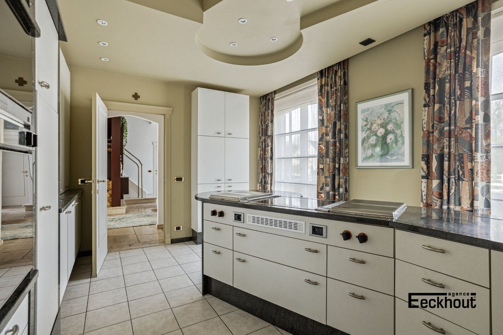 Luxe villa in De Haan met binnenzwembad, 4 slaapkamers, gerenoveerd in 1991, EPC-waarde 222.00, energielabel C, 2 badkamers, 2 garages, perceeloppervlakte 8013  foto 10