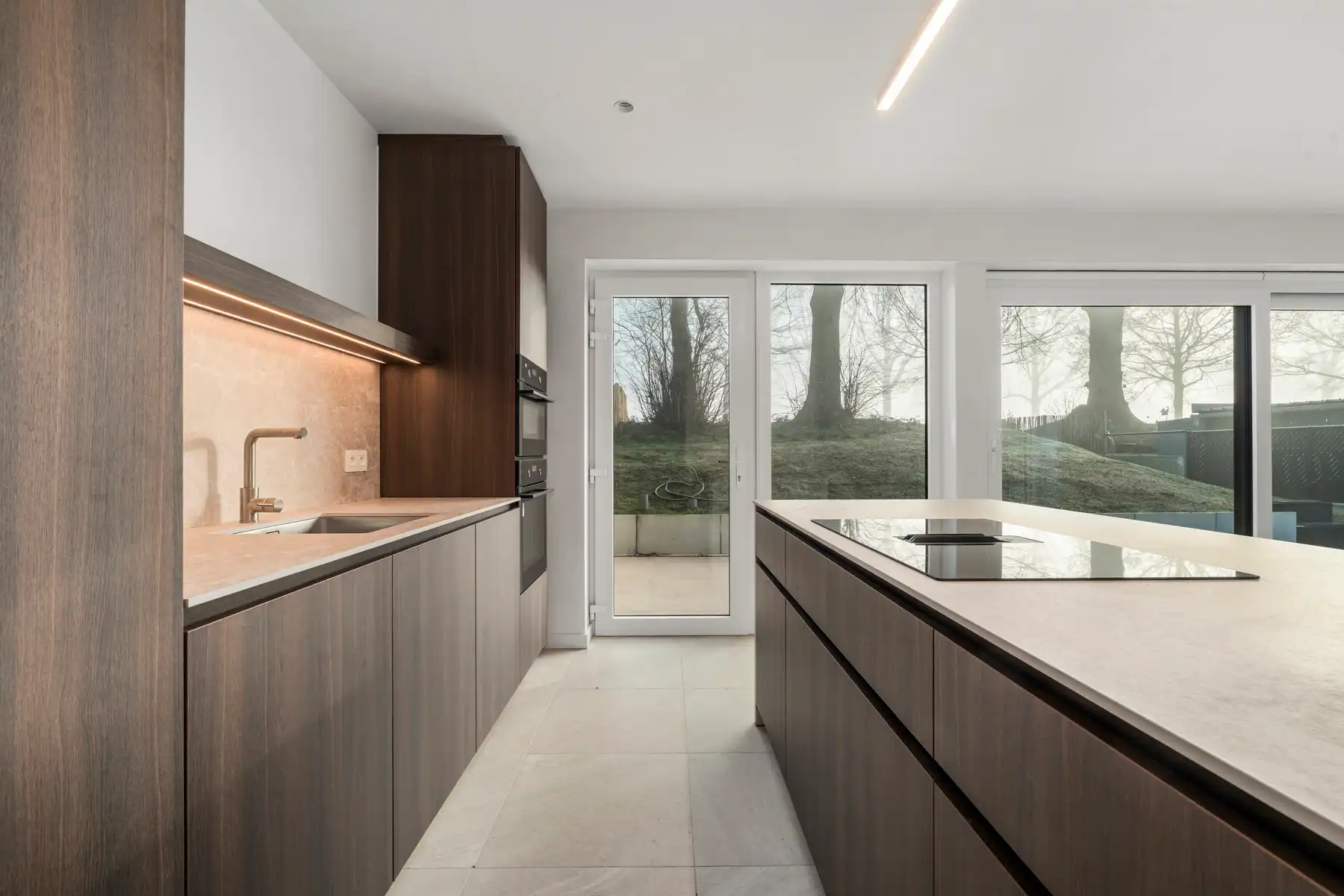 Moderne, halfopen woning foto {{pictureIndex}}