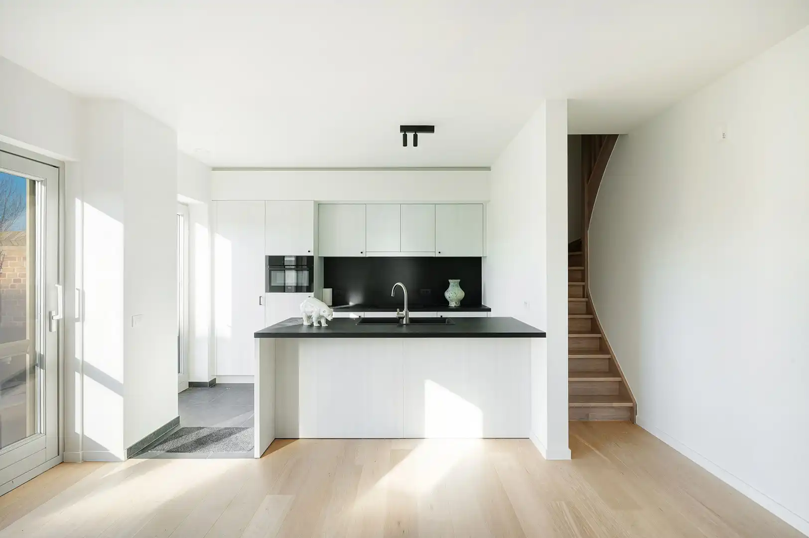 Ruime woning met vier slaapkamers en een grote tuin, gelegen in een rustige en aangename omgeving. foto 13