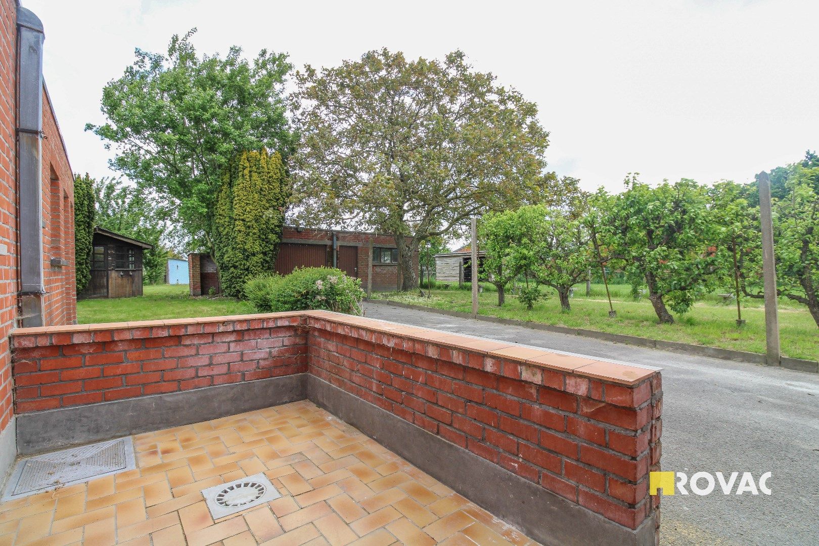 Landelijk gelegen alleenstaande woning met weide! foto 7