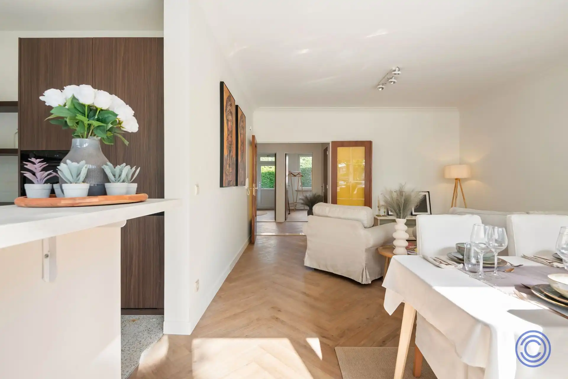 Volledig gerenoveerd 2-slpk appartement met gezellige tuin! foto 3