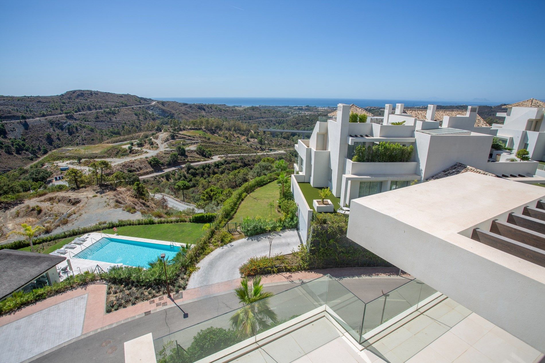 Marbella Club Hills - Prachtige instapklare penthouse met solarium, ruime woonkamer met volledig ingerichte keuken en biedt prachtig uitzicht op zee en het groe foto 21