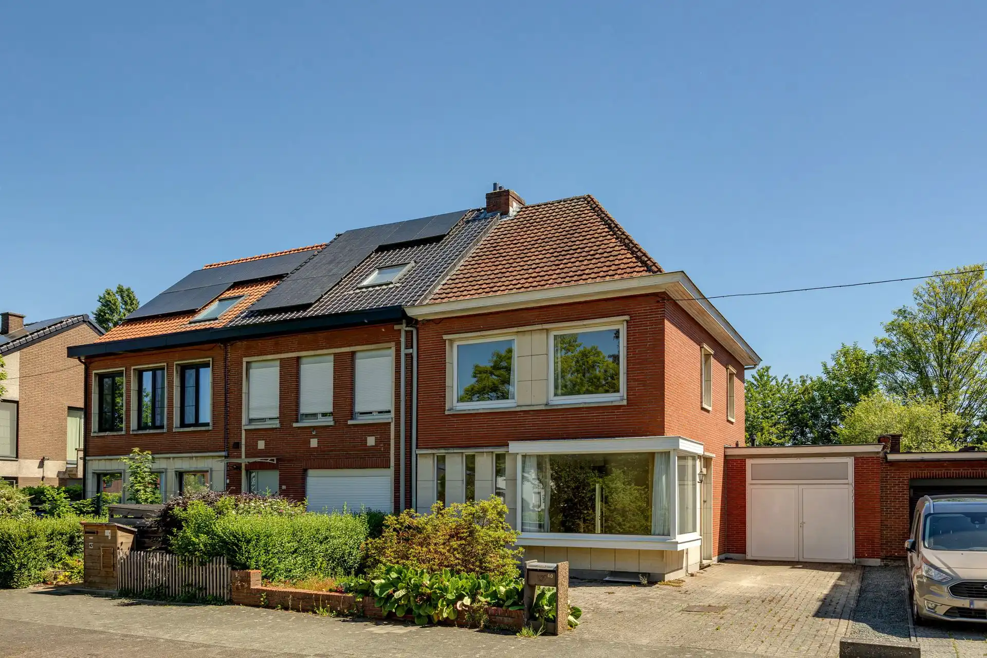 Hoofdfoto van de publicatie: Ruime halfopen bebouwing met garage en zonnige tuin