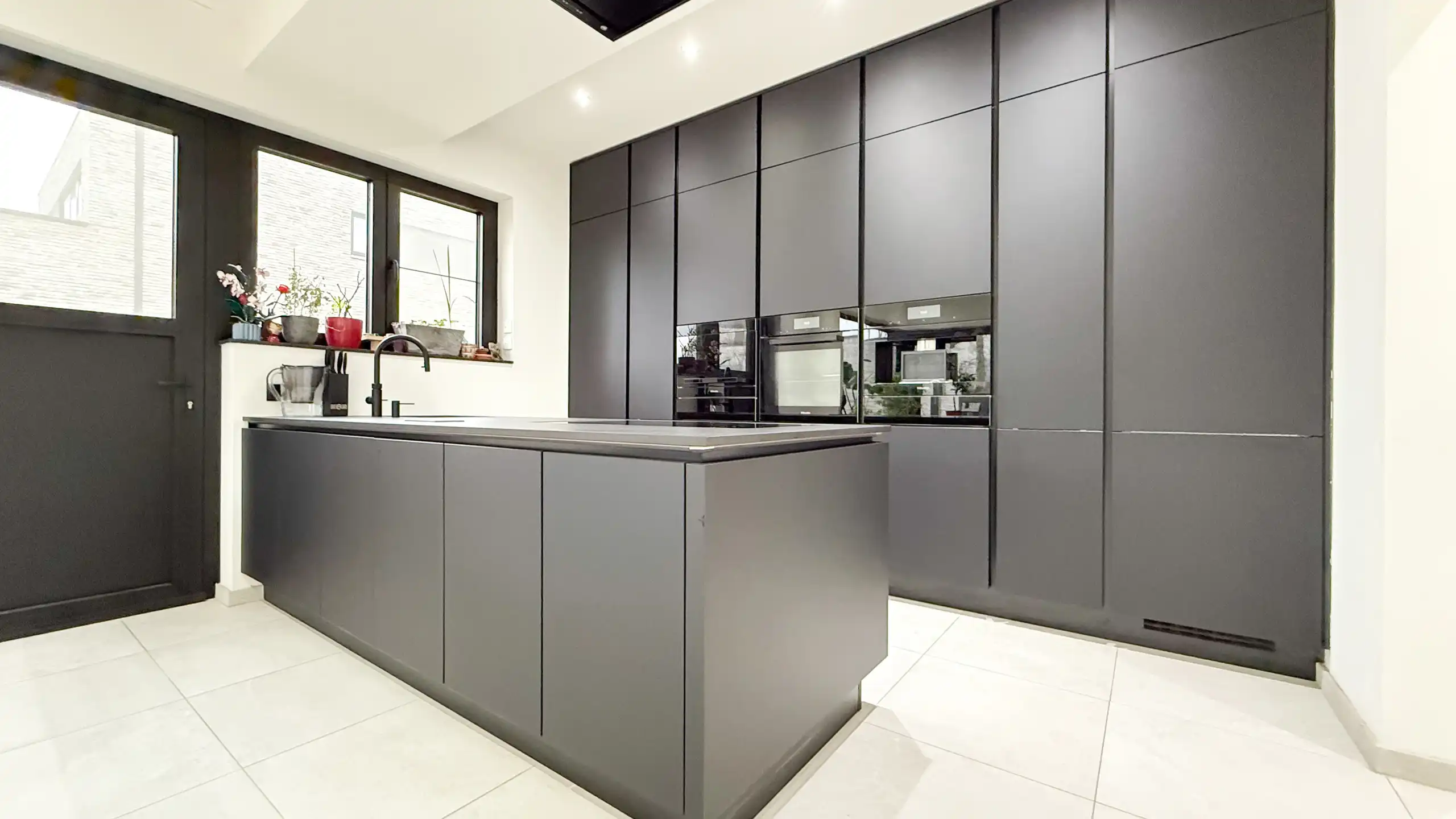 Exclusieve villa in Genk – stijlvol wonen aan 2% registratie foto {{pictureIndex}}