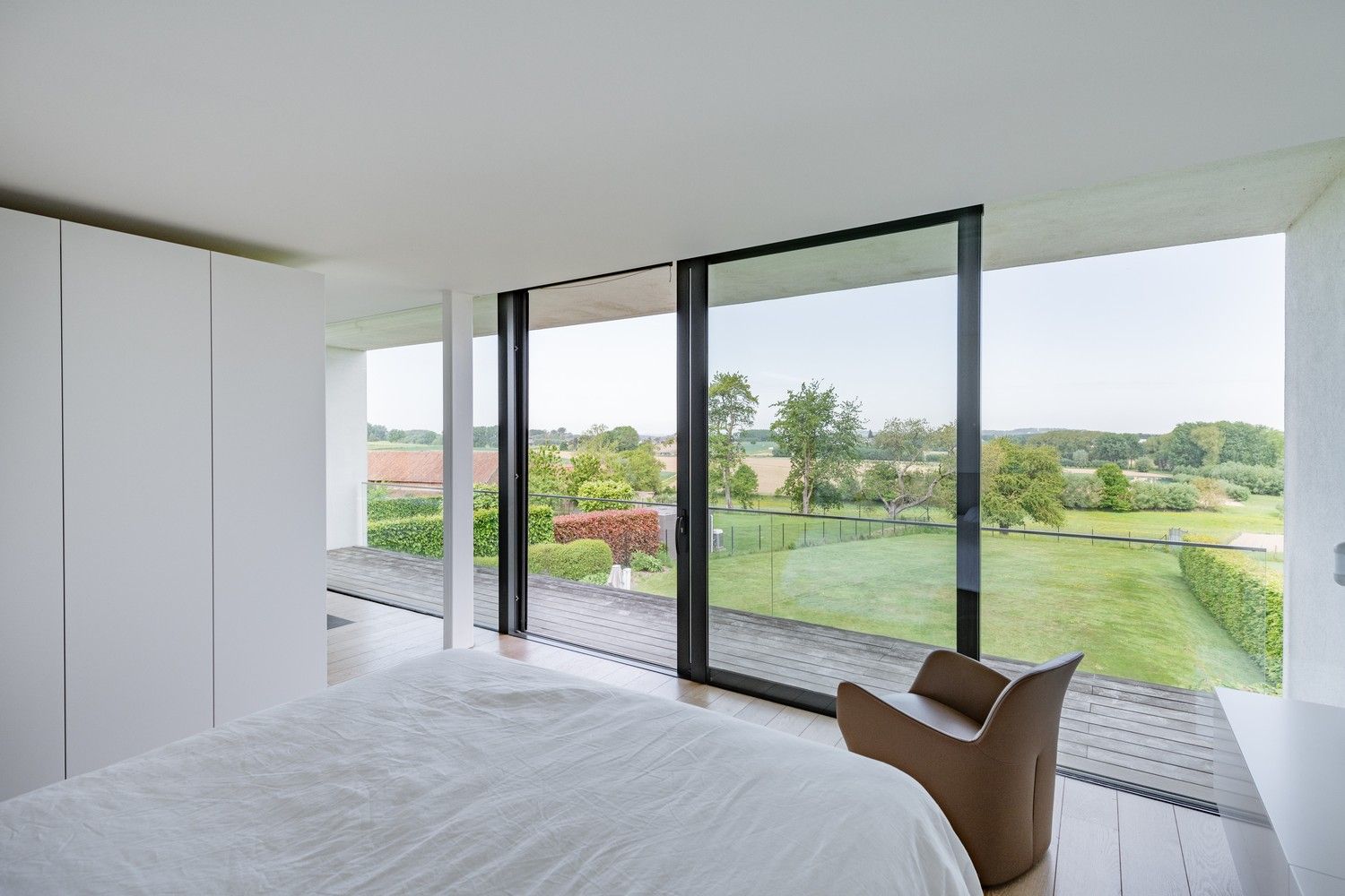 Moderne villa in een groene oase van rust foto 11