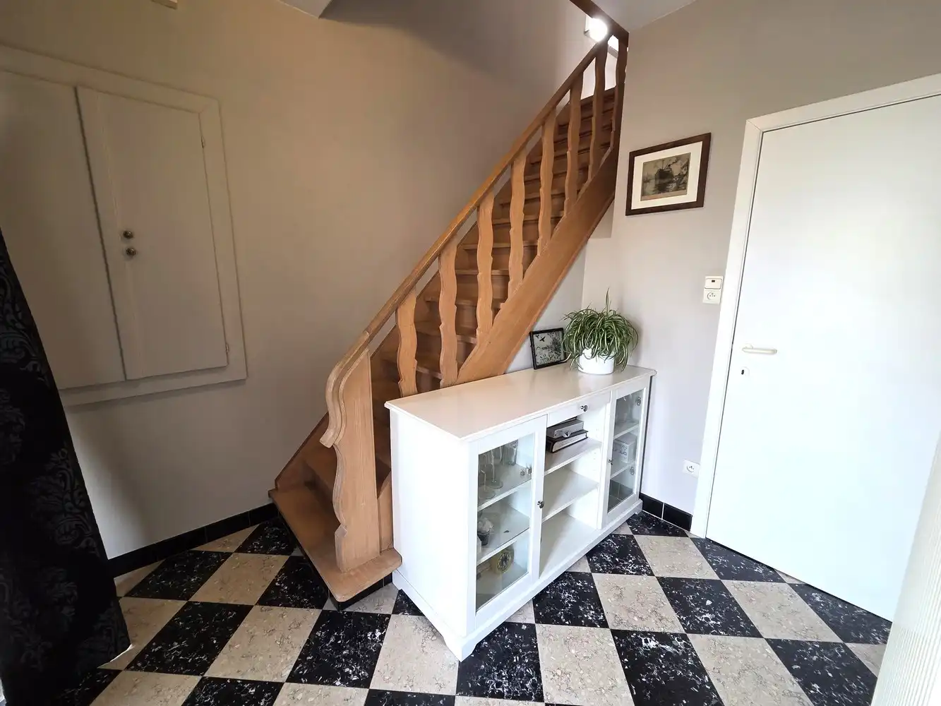 Ruime woning met 3 ruime slaapkamers en bureau, grote zolder en achterliggend weiland foto 16