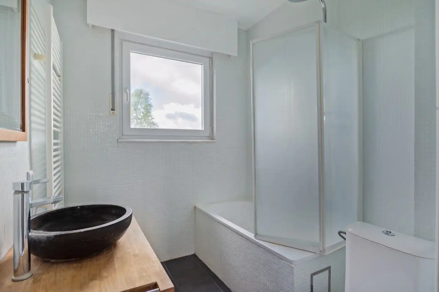 Ruime, instapklare bel-etagewoning met 3 slpk., inpandige garage en tuin foto 13
