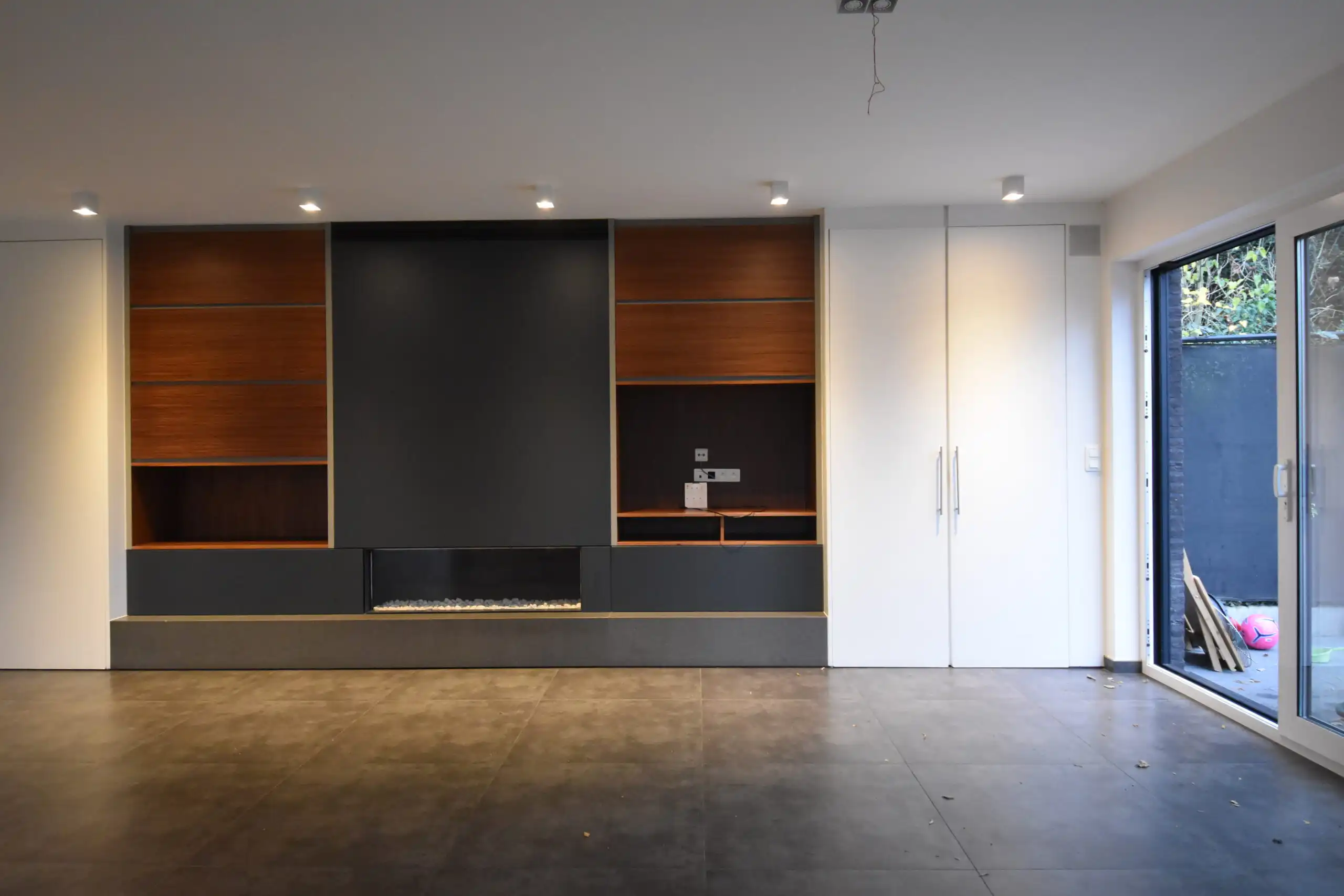 Volledig gerenoveerde woning met tuin en carport foto 4