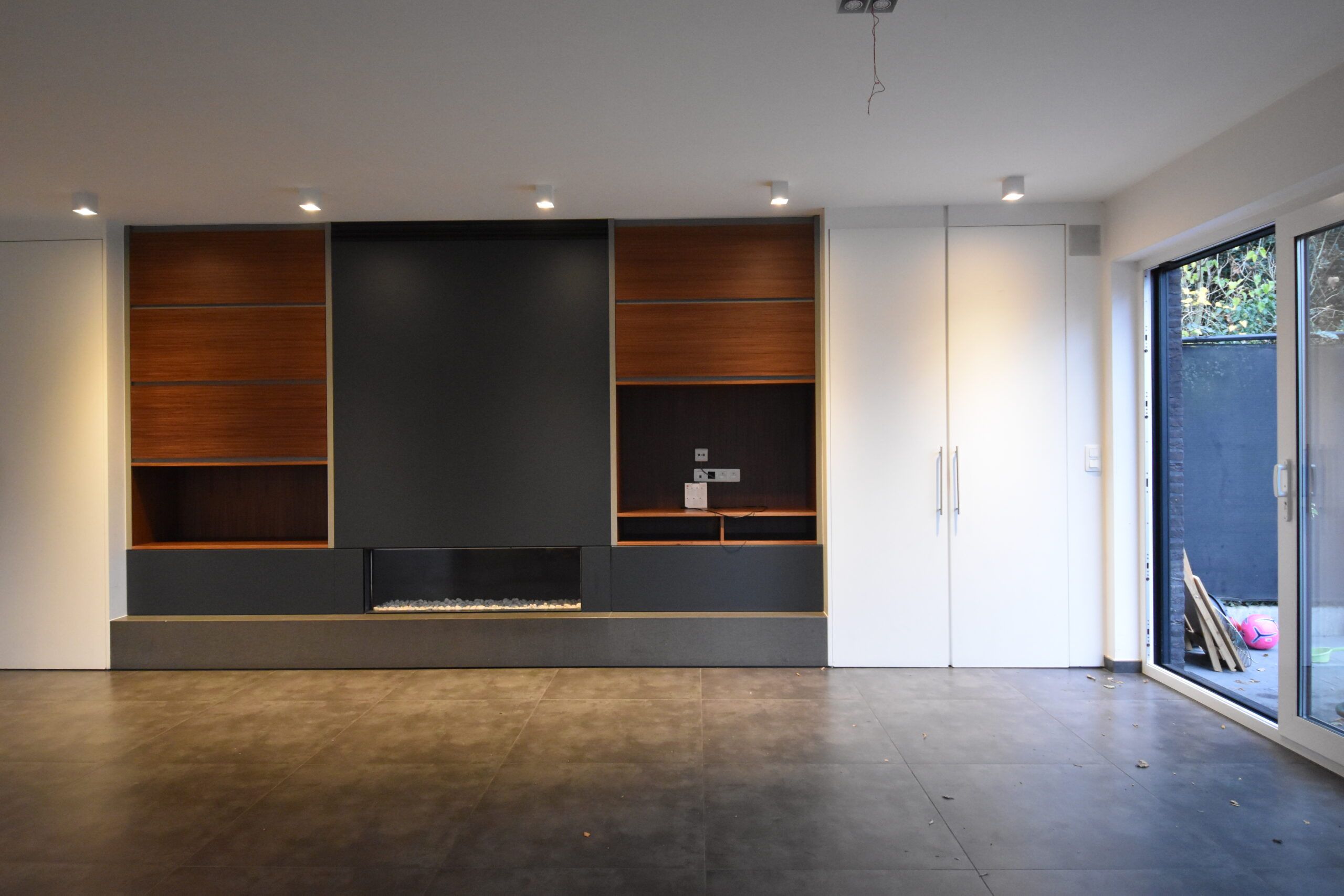 Volledig gerenoveerde woning met tuin en carport foto 4