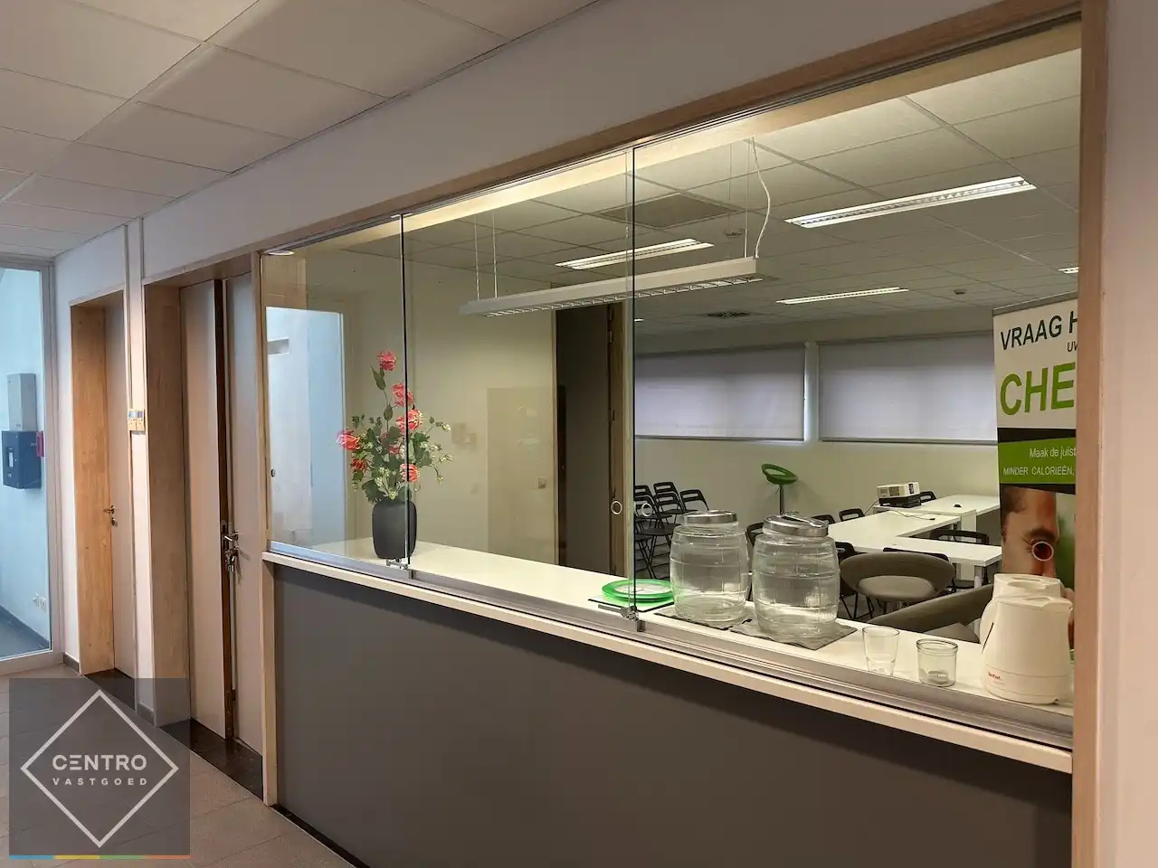 VOLLEDIG VERNIEUWDE en instapklare KANTOORRUIMTE op gelijkvloers (± 55m²)  met UITSTRALING op de markt van Knesselare! Ruime parkeergelegenheid langs de openbare weg. foto 6