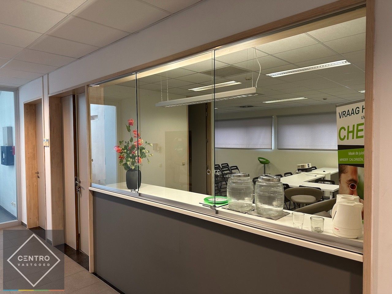 VOLLEDIG VERNIEUWDE en instapklare KANTOORRUIMTE op gelijkvloers (± 55m²)  met UITSTRALING op de markt van Knesselare! Ruime parkeergelegenheid langs de openbare weg. foto 6
