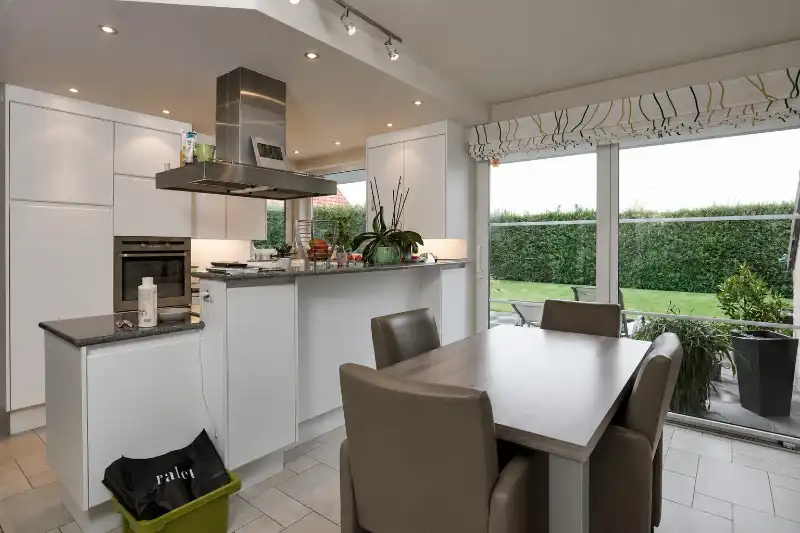 Roeselare –&nbsp; stijlvolle villa met zonnige tuin, 5 slaapkamers/bureel, dubbele garage en ruime carport. opp 564 m². foto 6