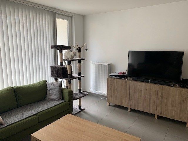 Ongemeubeld tweeslaapkamer-appartement op de tweede verdieping foto 4