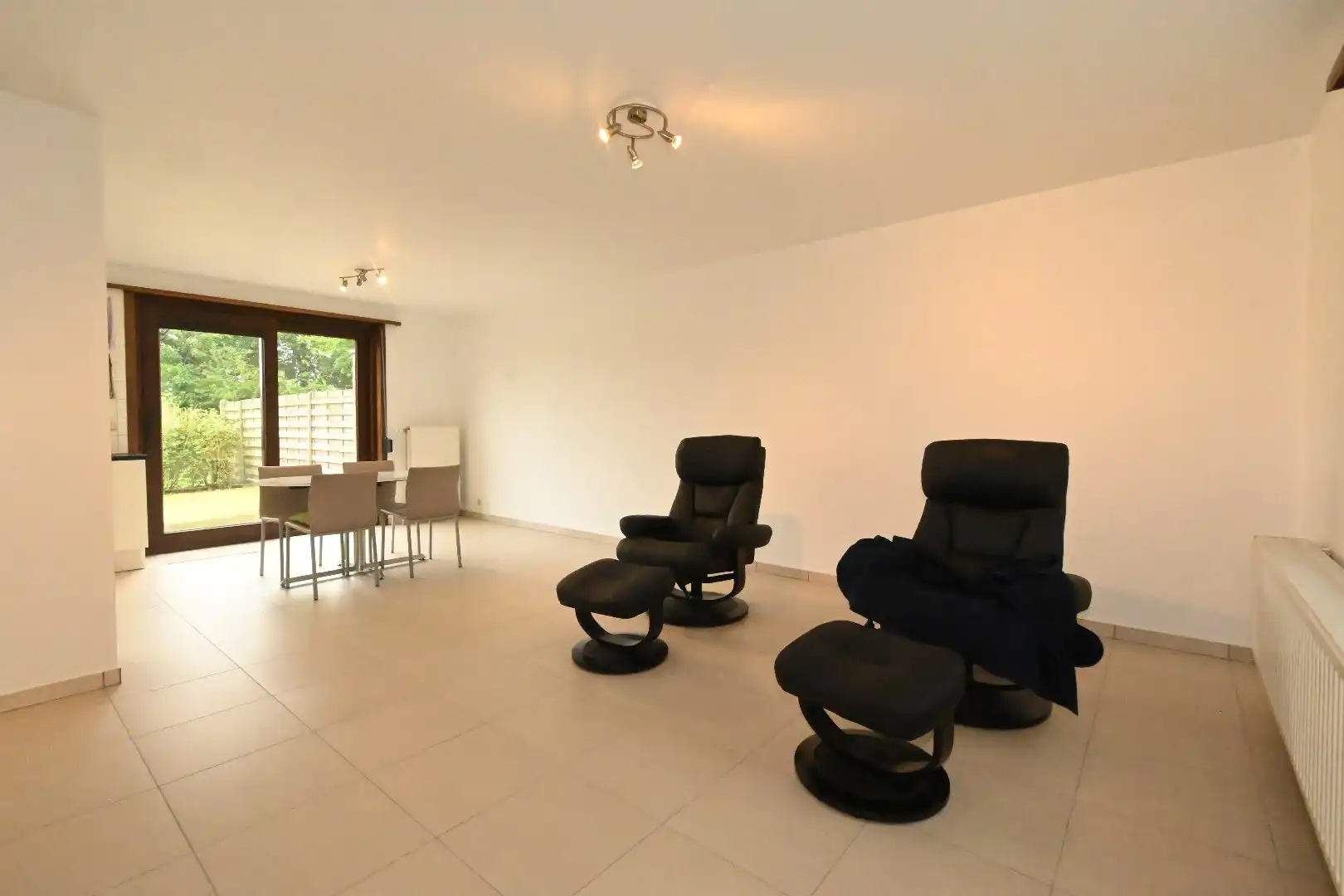 Ruime halfopen woning met parkeerplaats en tuin  foto 11