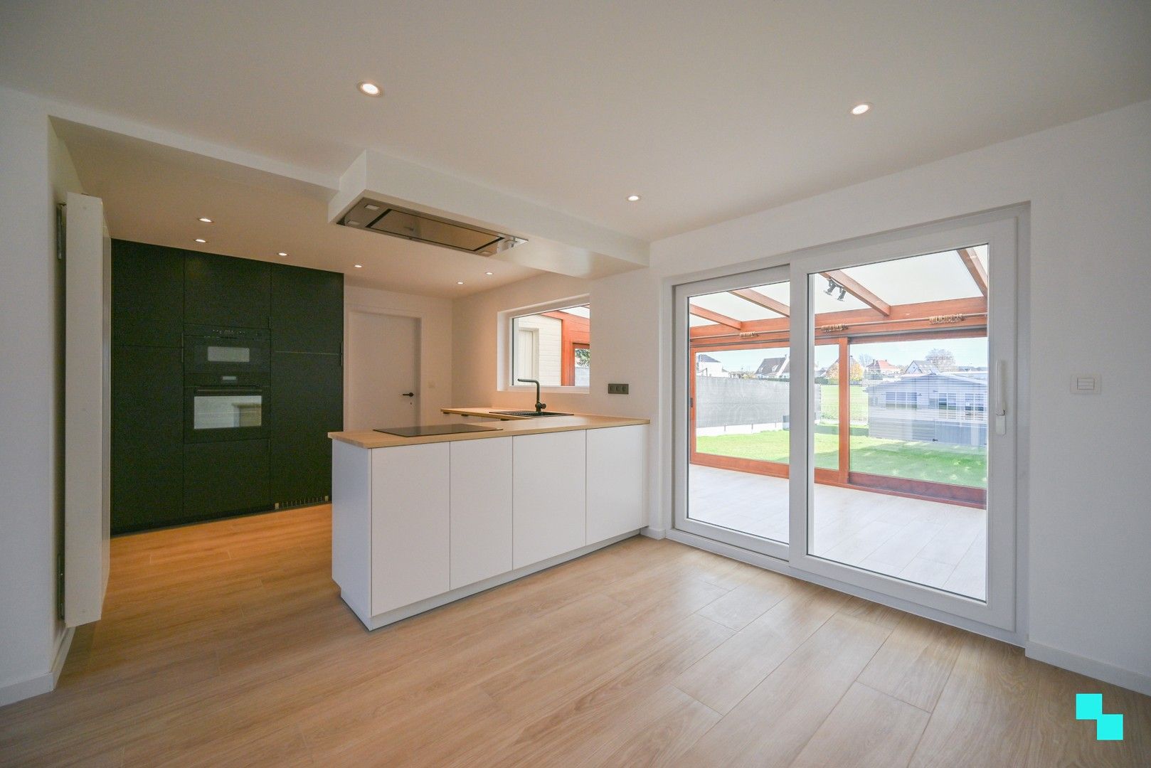 Instapklare eengezinswoning in een rustige buurt in Oostrozebeke! foto 4